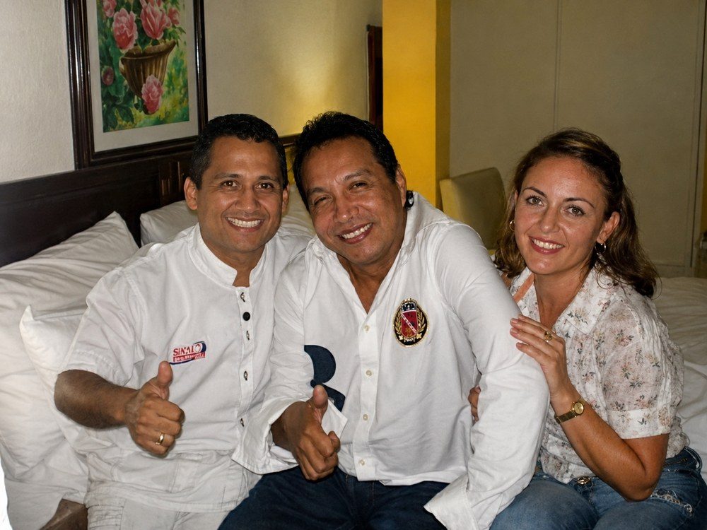 Dr. Carlos López y Dra. Lina Pérez junto al cantante Diomedes Díaz