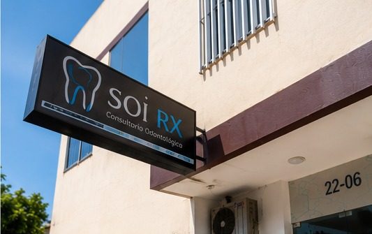 Letrero SOI RX Consultorio Odontológico en la entrada del edificio