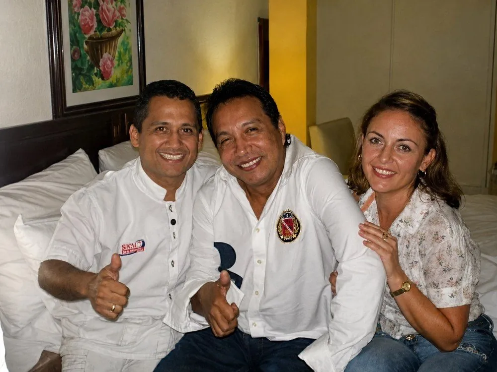 Dr. Carlos López y Dra. Lina Pérez junto al cantante Diomedes Díaz