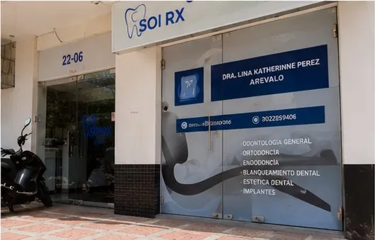 Letrero SOI RX Consultorio Odontológico en la entrada del edificio