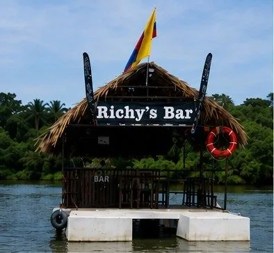 Vista aérea del bar flotante con techo de palma