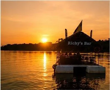 Atardecer completo junto al bar flotante