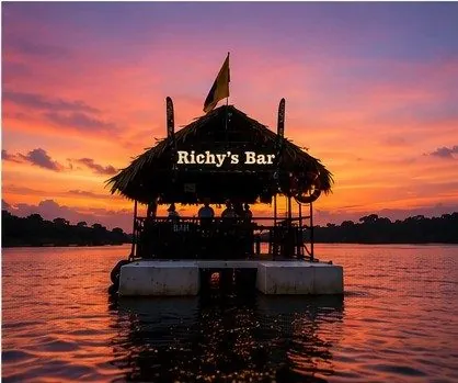 Richy's Bar al atardecer sobre la ciénaga San Silvestre