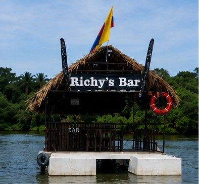 Vista aérea del bar flotante con techo de palma