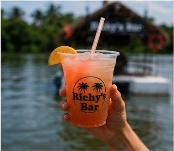 Cóctel de bienvenida en Richy's Bar