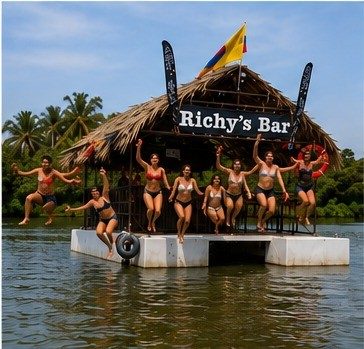 Amigos saltando al agua desde Richy's Bar