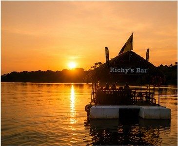 Atardecer completo junto al bar flotante