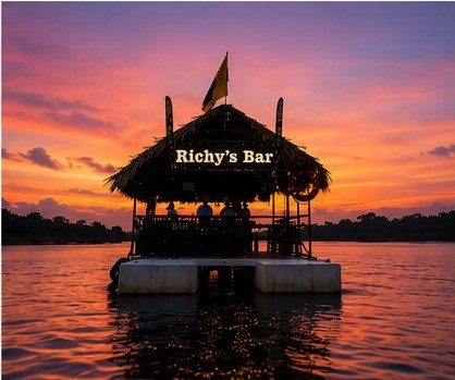 Richy's Bar al atardecer sobre la ciénaga San Silvestre