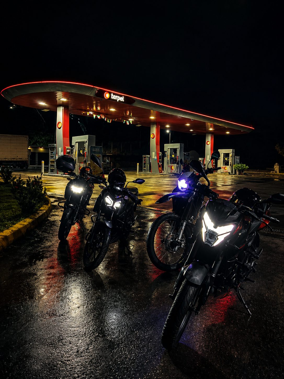 Rodada nocturna Ruta +57 en estación de servicio