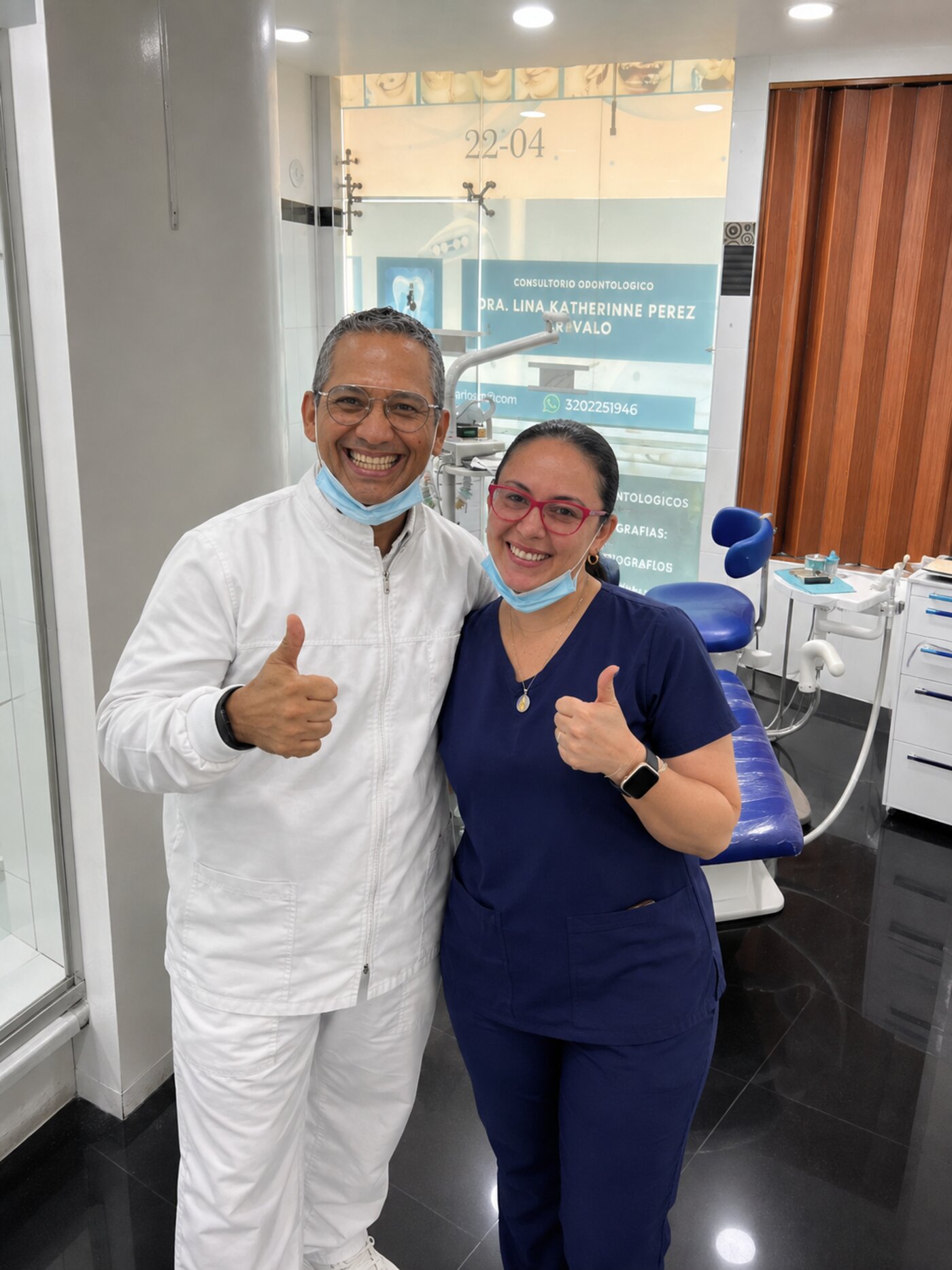 Dr. Carlos López y Dra. Lina Pérez, directores de SOI RX, frente al consultorio